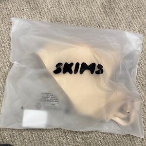 SKIMS WIRELESS FORM T SHIRT BRA